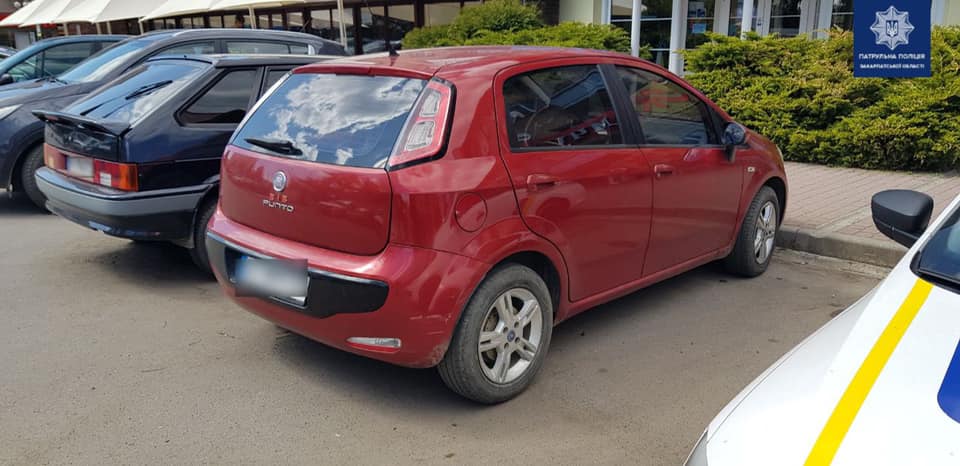 В Ужгороді водійка пошкодила інше авто і втекла: патрульні розшукали винну у вчиненні ДТП