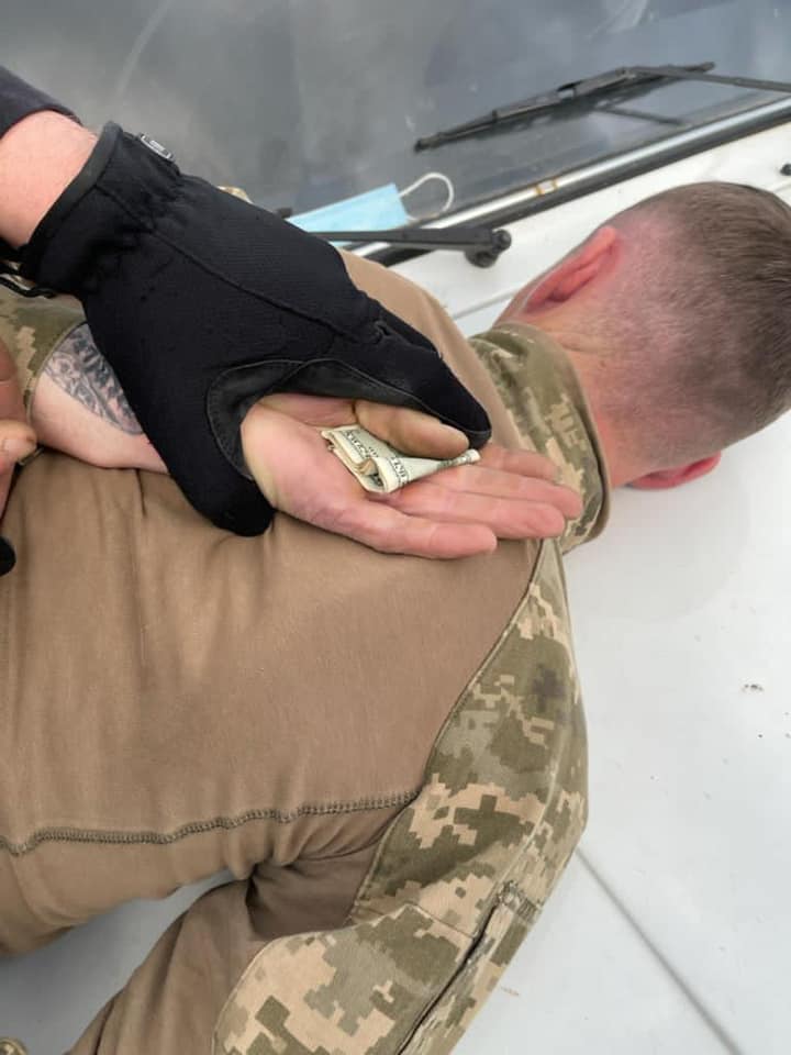 На Закарпатському кордоні затримали прикордонника який отримав хабар у розмірі тисяча доларів