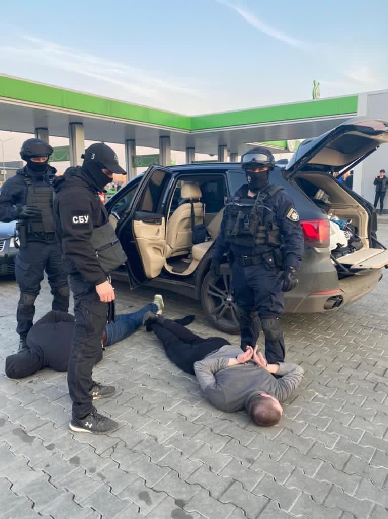 Викрадення людини та рекет: нові подробиці гучного затримання на АЗС у Мукачеві