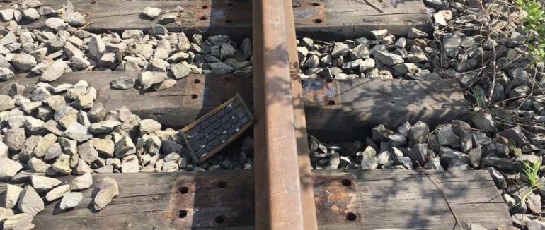 На Ужгородщині 28-річний чоловік викрав деталі з діючої залізничної колії