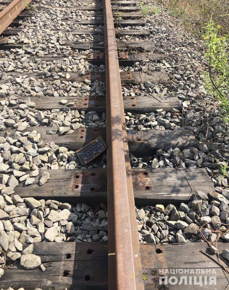 На Ужгородщині 28-річний чоловік викрав деталі з діючої залізничної колії