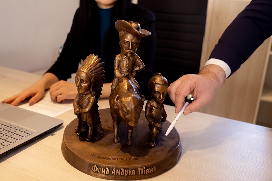 “Дикий Захід” на Закарпатті: в обласному центрі краю встановлять “розмовляючу” скульптурку