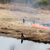 Залізна витримка: у Білорусі чоловік продовжував рибалити на тлі бурхливої пожежі