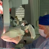 На Закарпатті пацієнту, який був у свідомості, видалили пухлину головного мозку