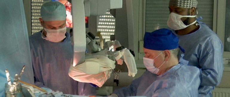 На Закарпатті пацієнту, який був у свідомості, видалили пухлину головного мозку