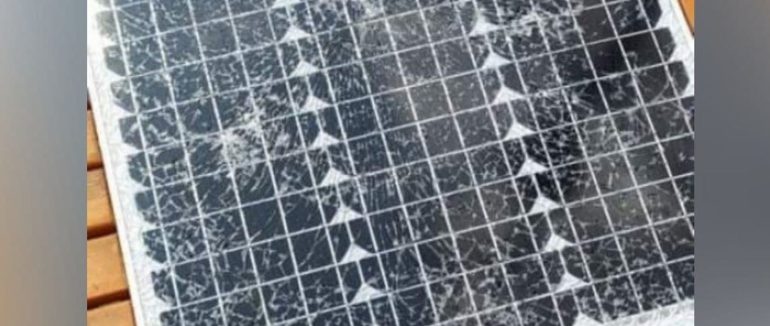 В центрі Ужгорода розтрощили лавку з сонячними батареями