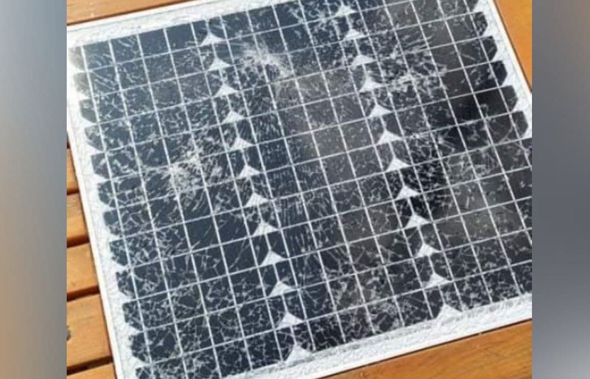 В центрі Ужгорода розтрощили лавку з сонячними батареями