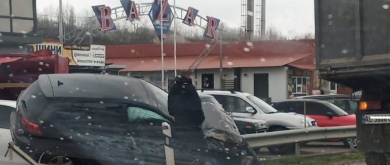 ДТП у Мукачеві: авто відкинуло у відбійник