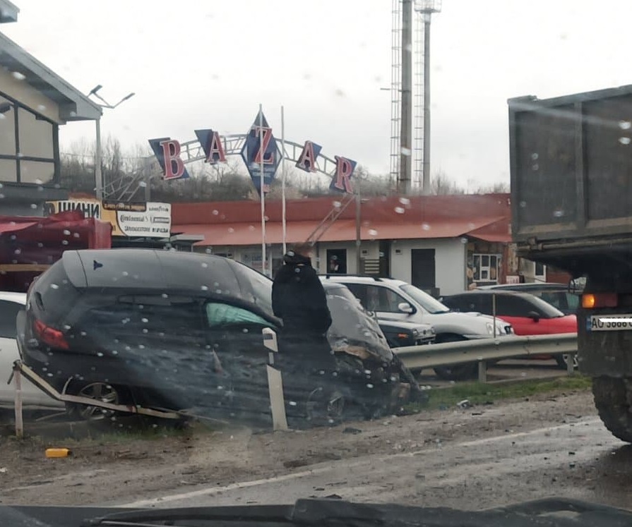 ДТП у Мукачеві: авто відкинуло у відбійник