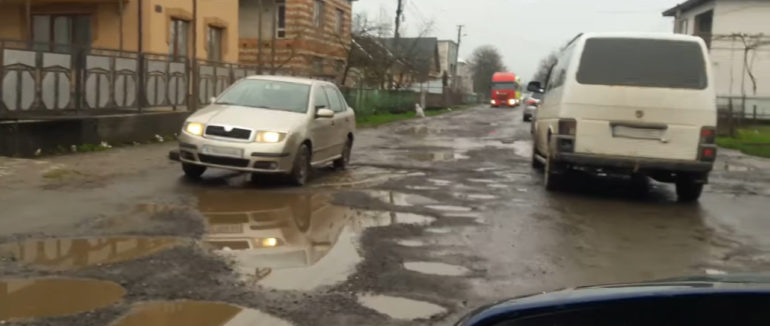 Закарпатські дороги в жахливих станах – соцмережі