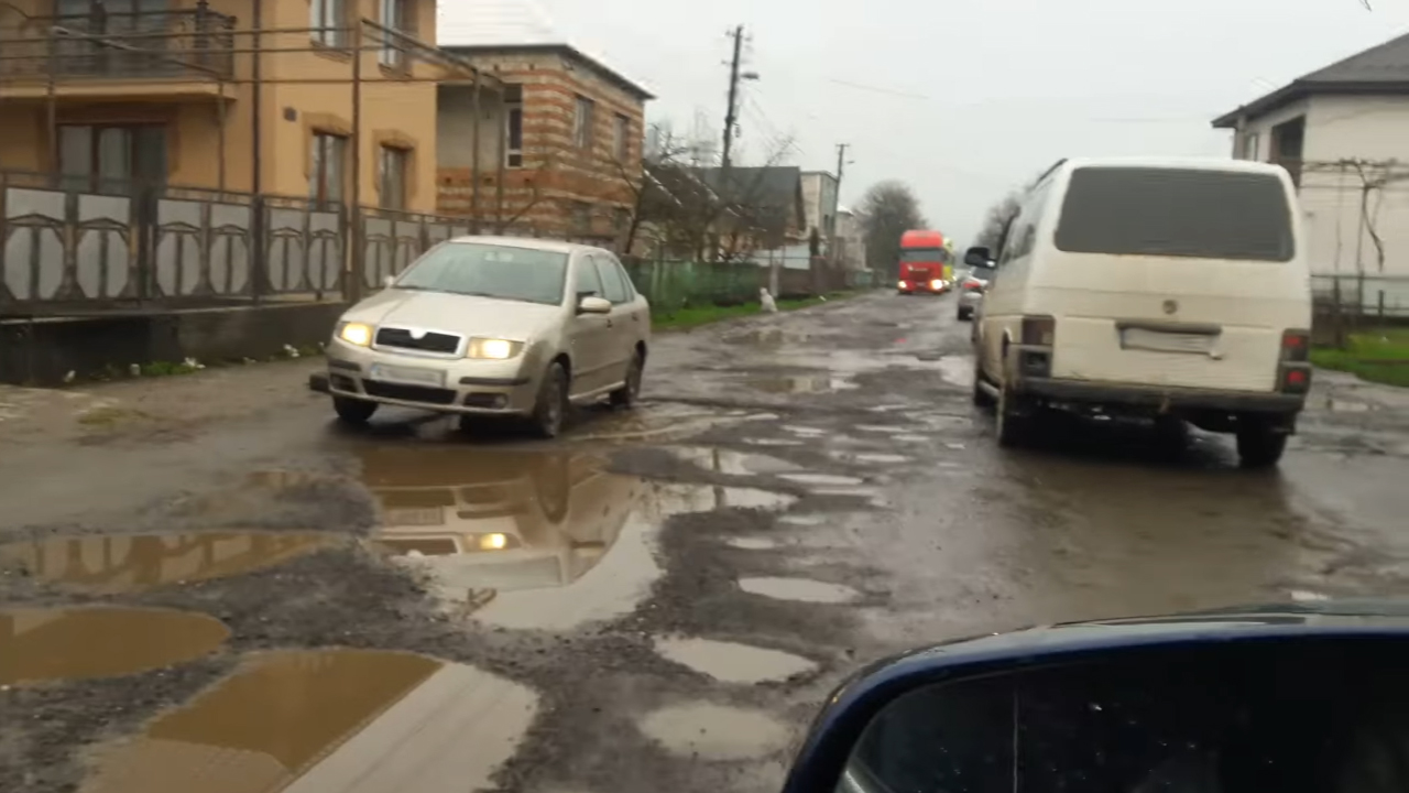 Закарпатські дороги в жахливих станах - соцмережі