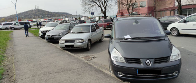 У Мукачеві біля ринку ГІД за день поштрафували майже 40 водіїв за порушення ПДР