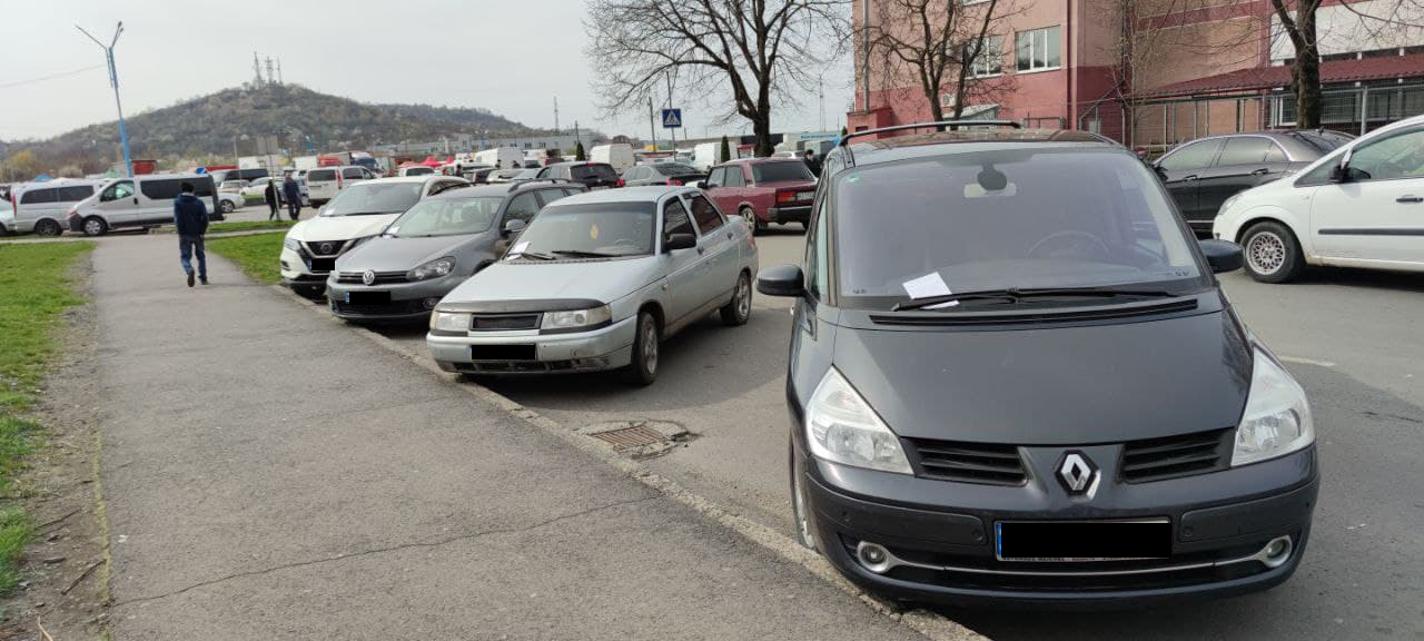 У Мукачеві біля ринку ГІД за день поштрафували майже 40 водіїв за порушення ПДР