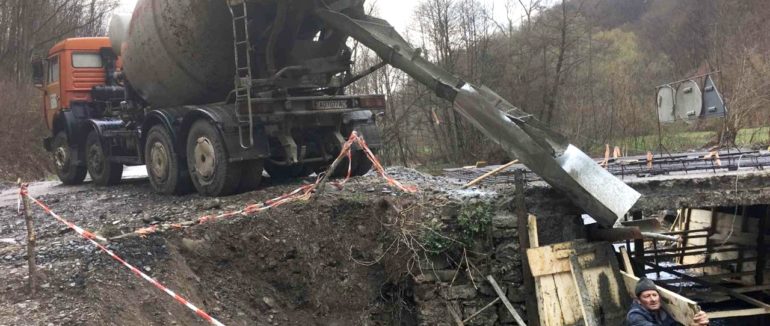 На Закарпатті стартували ремонтні роботи мосту в селі Чорноголова