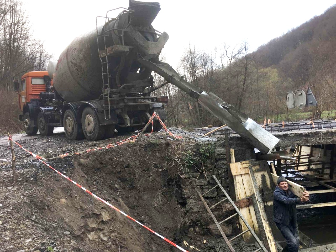 На Закарпатті стартували ремонтні роботи мосту в селі Чорноголова