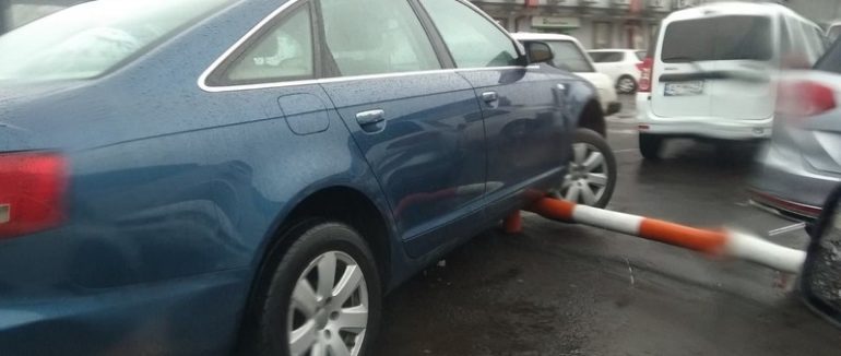 Великодній ажіотаж: у Мукачеві трапилася курйозна автопригода