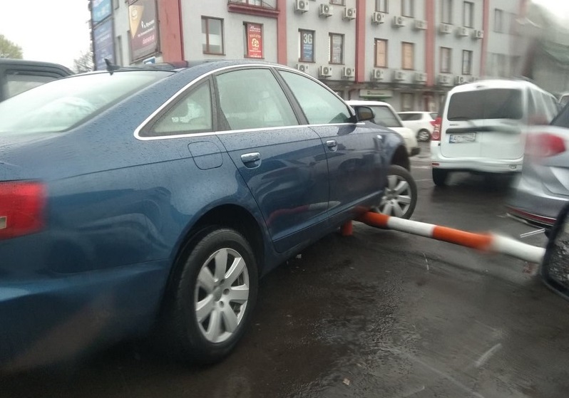 Великодній ажіотаж: у Мукачеві трапилася курйозна автопригода