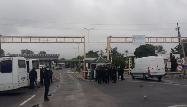 На КПП “Тиса” зупинили пасажирський автобус з підробними документами