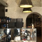 Магазини, ресторани та кафе відсьогодні відновили роботу на Закарпатті