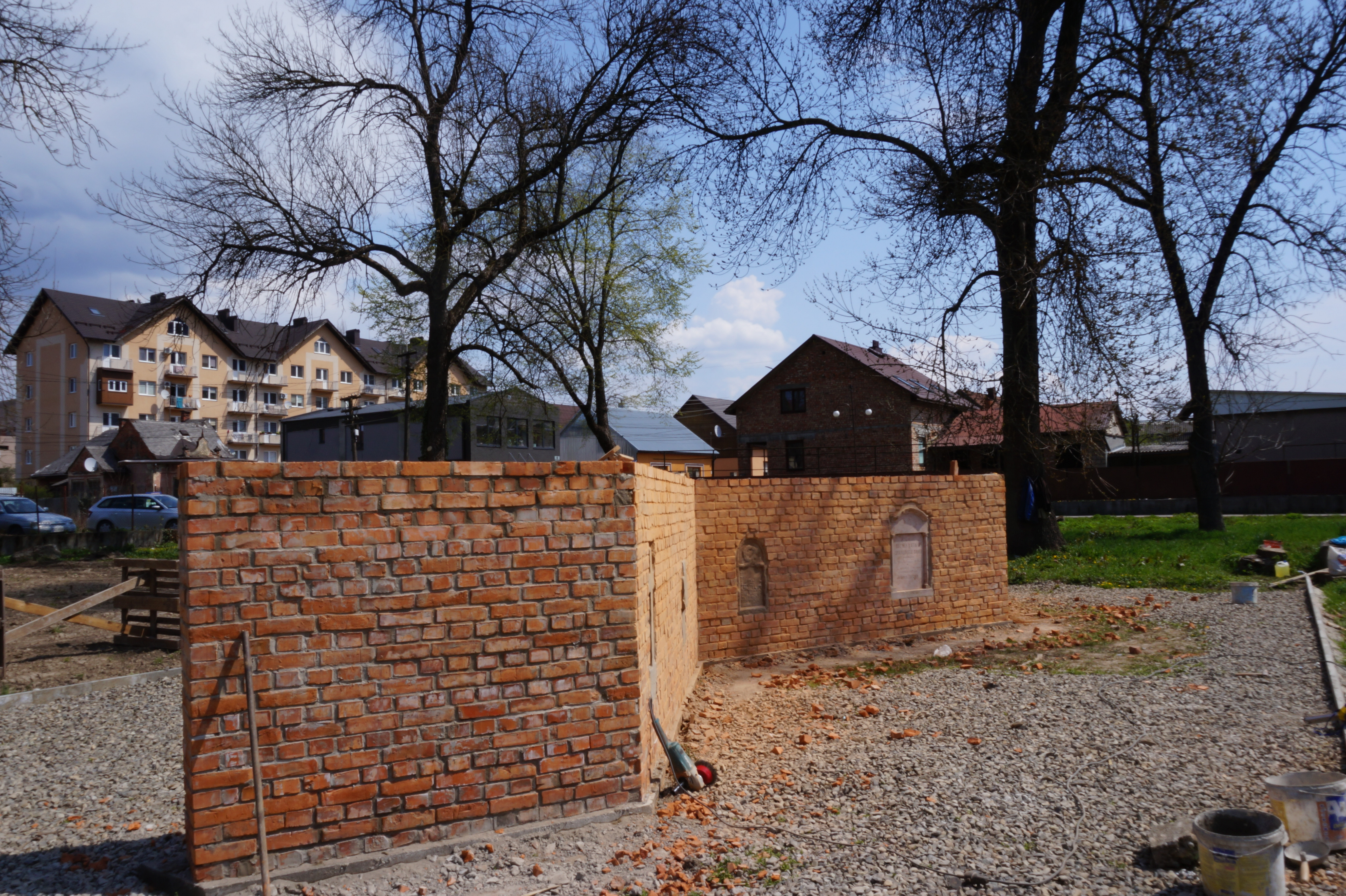 На Тячівському цвинтарі зводять Стіну пам`яті