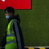 Пекін почав маркувати ресторани з вакцинованими від COVID-19 співробітниками