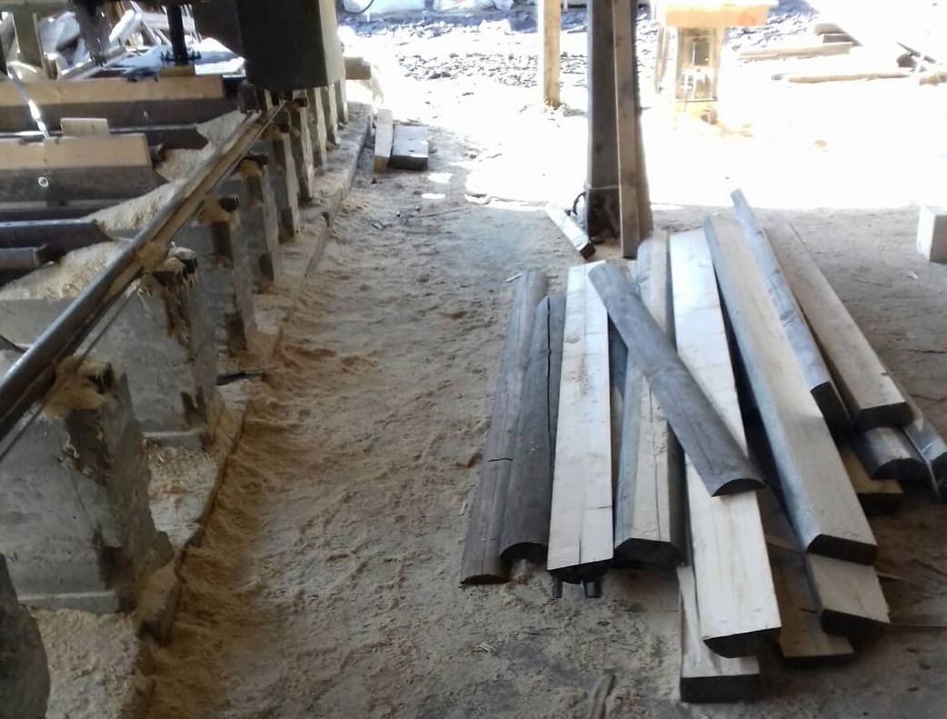 Нещасний випадок на Закарпатті: 46-річний чоловік отримав несумісні з життям травми під час обробки деревини