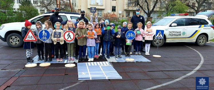 Патрульна поліція Закарпаття навчає школярів правил дорожнього руху