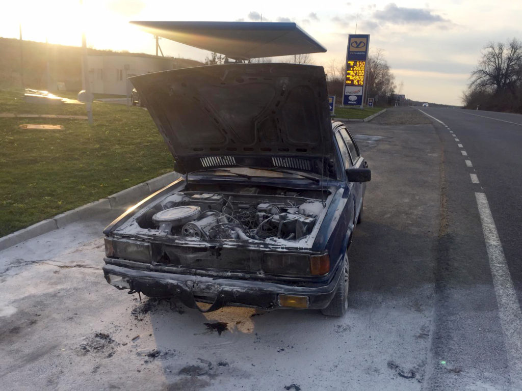 На Берегівщині згорів автомобіль: небайдужий працівник АЗС вчасно загасив полум'я