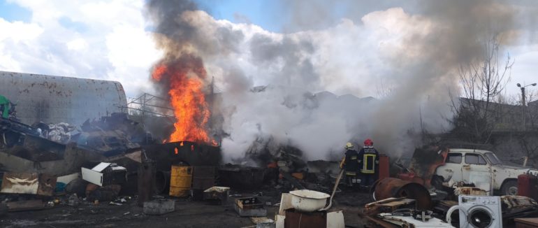 На Закарпатті спалахнула пожежа на території пункту приймання металобрухту