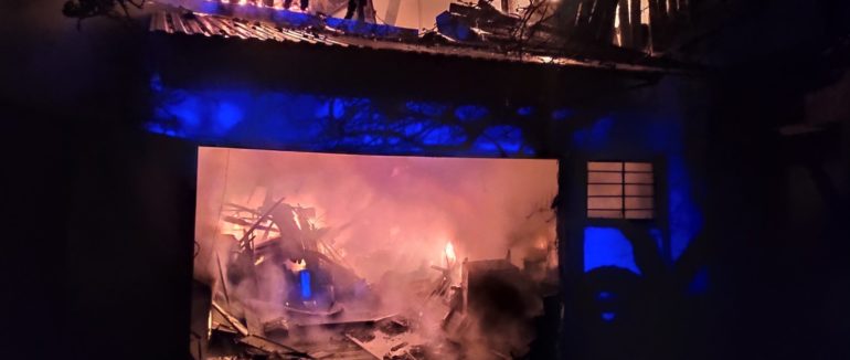 В Ужгороді горіли два гаражі: в одному з них мешкали безхатьки