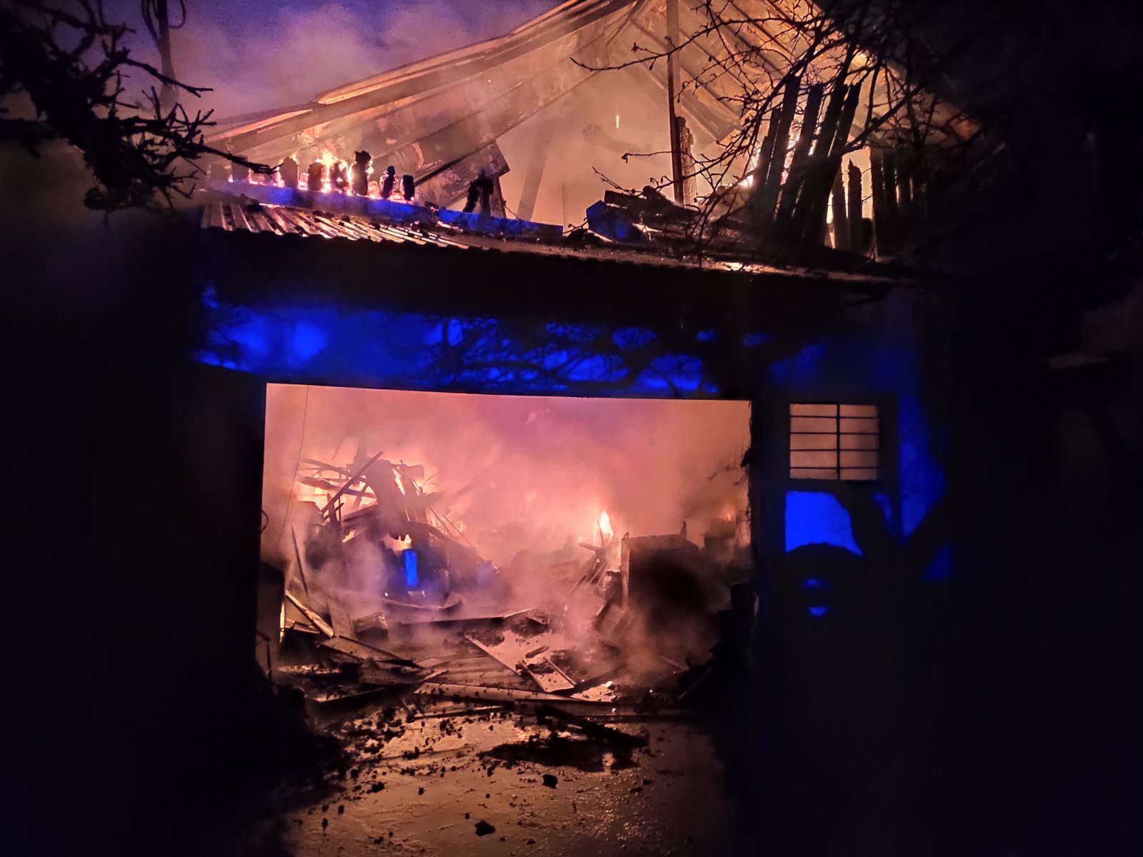 В Ужгороді горіли два гаражі: в одному з них мешкали безхатьки