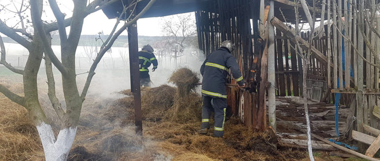 На Іршавщині рятувальники ліквідували пожежу на території приватного обійстя