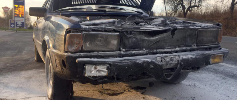 На Берегівщині згорів автомобіль: небайдужий працівник АЗС вчасно загасив полум’я