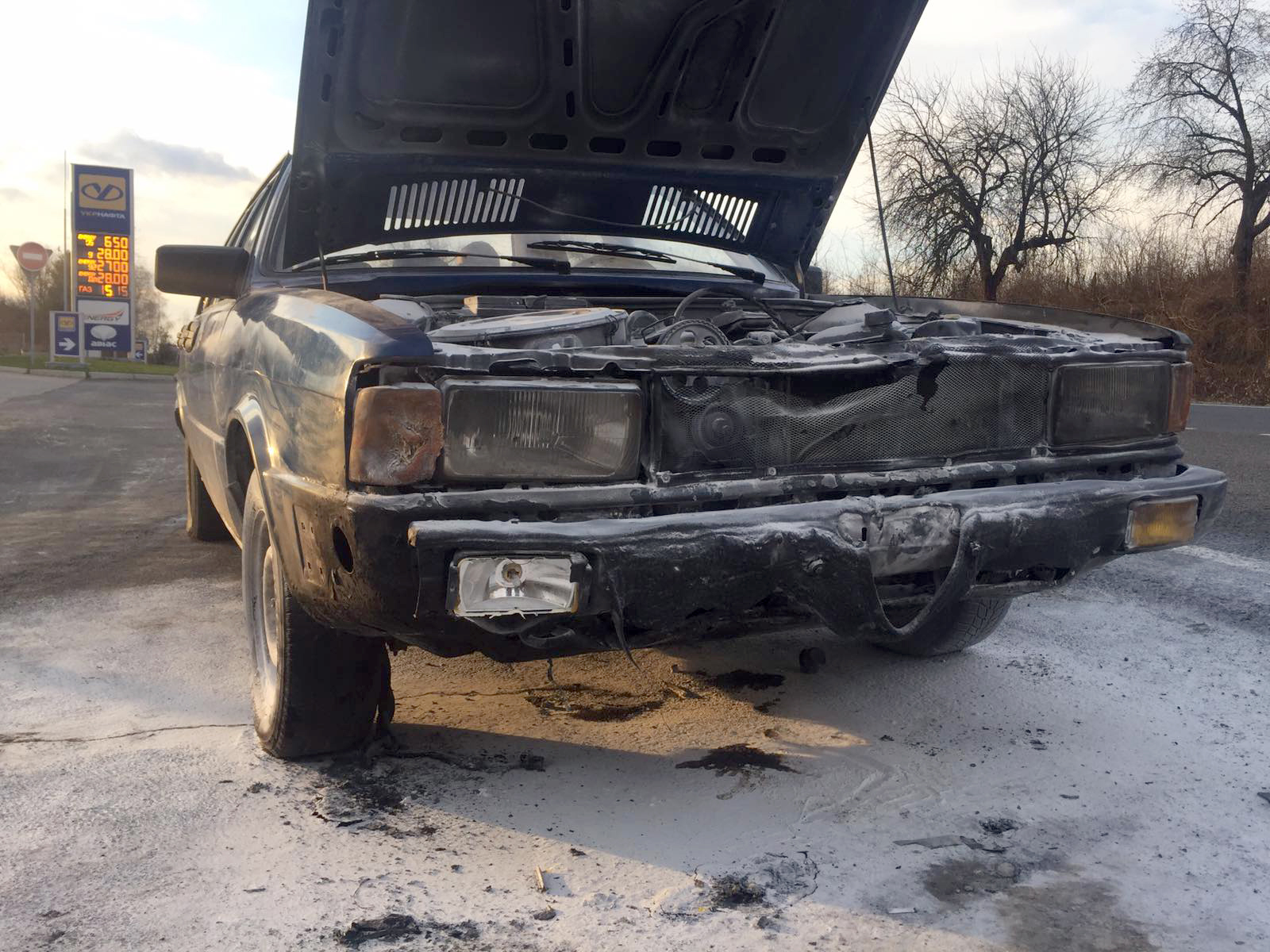 На Берегівщині згорів автомобіль: небайдужий працівник АЗС вчасно загасив полум`я