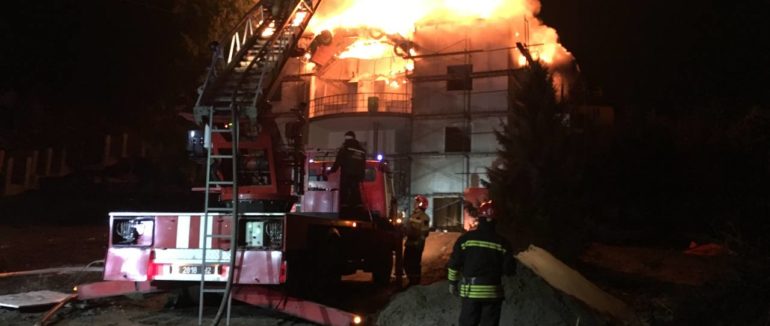 Подробиці нічної пожежі в Ужгороді: надзвичайники загасили палаючий готель