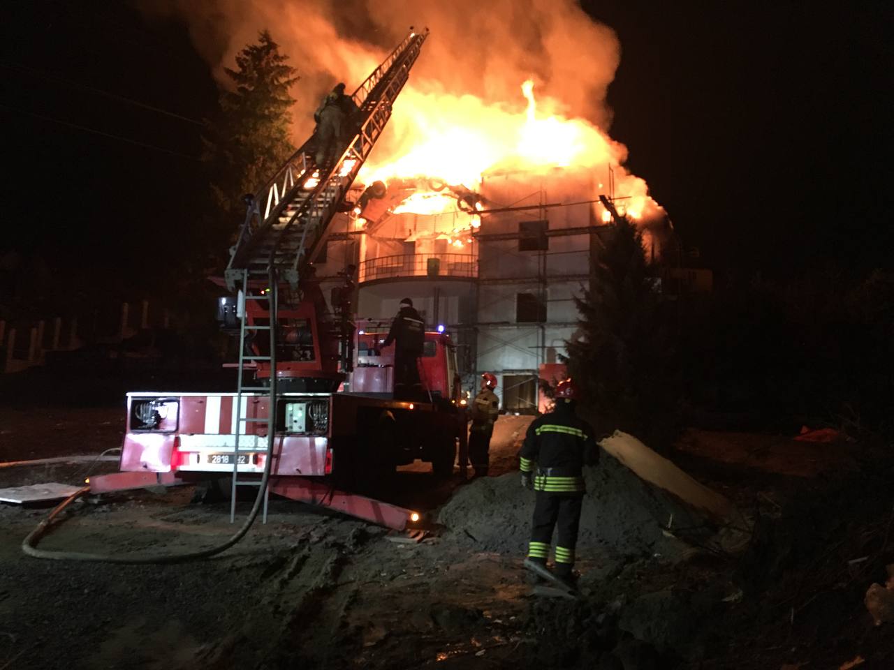 Подробиці нічної пожежі в Ужгороді: надзвичайники загасили палаючий готель