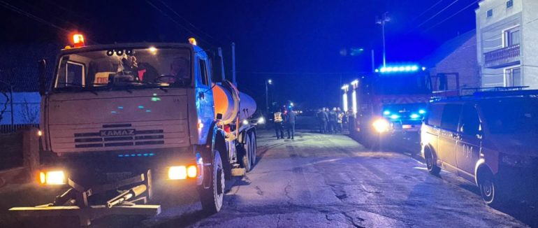 Вечірня пожежа на Хустщині: вогонь ледь не знищив два будинки