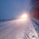 Сніг у квітні: на Закарпатті розчищають трасу “Київ-Чоп”