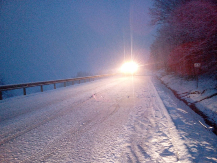 Сніг у квітні: на Закарпатті розчищають трасу “Київ-Чоп”