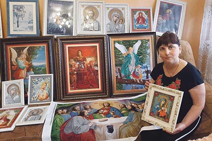 Талановита майстриня з Тячівщини: жінка вишила майже сотню картин та бісерних ікон з калин