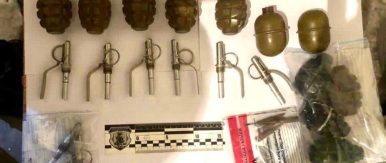 Арсенал зброї та вибухонебезпечних предметів: мукачівцю загрожує до 7 років ув’язнення