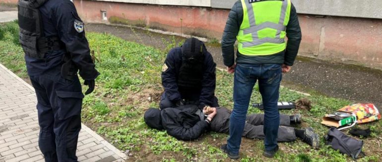 На Закарпатті впіймали раніше судимого наркоторговця під час передачі товару