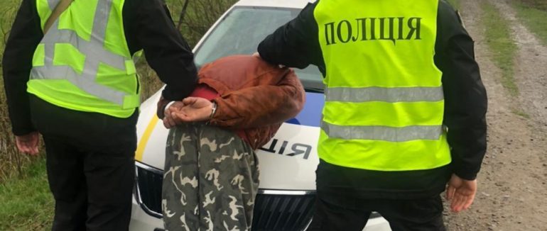 Прикутий ланцюгами: поліцейські Берегівщини викрили зловмисника