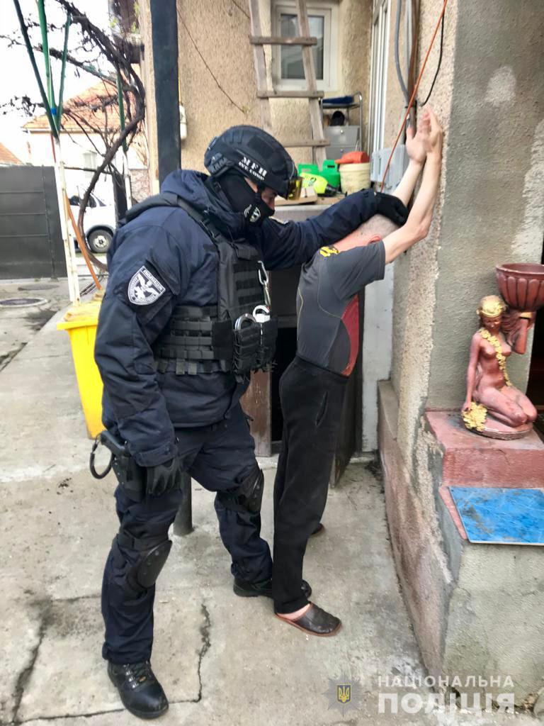 Зброя та наркотики: на Берегівщині затримали раніше судимого 53-річного злочинця