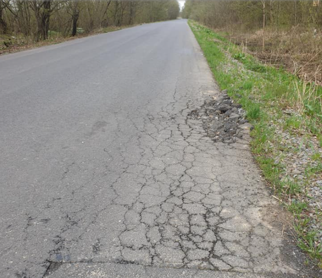 Ще й рік не пройшов, а Закарпатські дороги за понад 15 мільйонів гривень почали руйнуватися