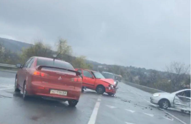 Ранкова ДТП на Ужгородщині: не розминулися два легковики