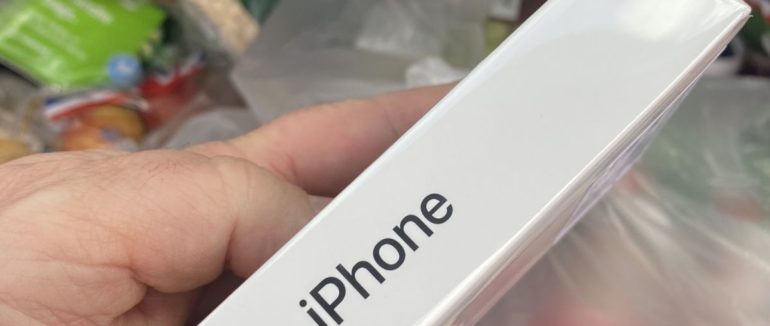 “Замовив яблука, а отримав iPhone”: в Британії компанія організувала акцію “суперзамінників”