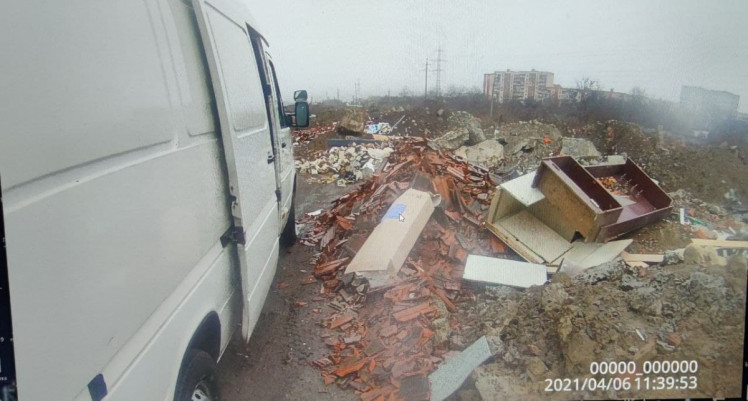 Впіймали на “гарячому”: у Мукачеві порушник викидав сміття з автомобіля на узбіччя