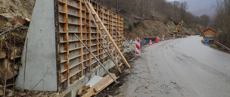 На дорозі Н-09 Мукачево – Львів триває спорудження низової стінки між селами Ділове та Луг