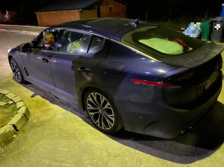 На кордоні “Лужанка” закарпатські прикордонники затримали автомобіль з фальшивими номерними знаками